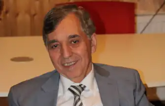 أركَ عصيّ الدمع.. حين يتحول الكبرياء إلى بكاء مؤجل..!!  د. تمام كيلاني