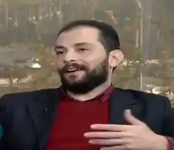 إذا حارب الرجلُ العالم فراهنوا على العالم. 