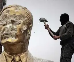 أسقطنا تمثال حافظ... وتركنا لافتة كيم!!