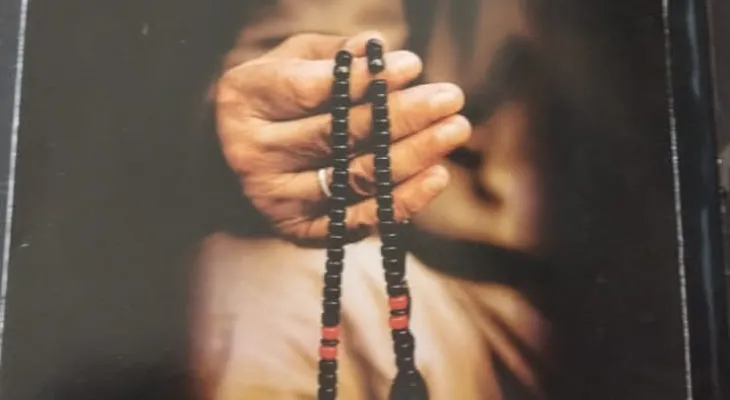 انكسارات على حبات المسبحة‐