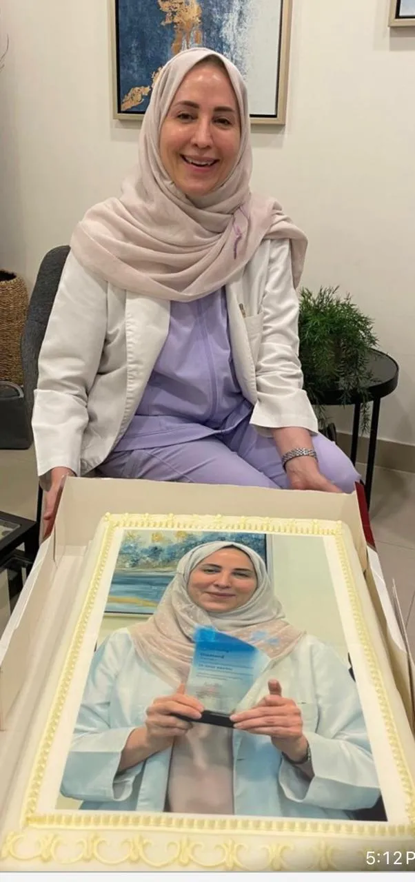 حوار مع طبيبة الأسنان البروفيسور إيمان القفيدي أول طبيبة سعودية حاصلة على الدرع الماسي في علاج تقويم الأسنان بتقنية الانفزالين على مستوى المملكة العربية السعودية.