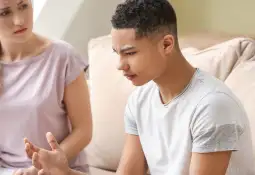 عندما يغلق المراهق بابه كيف نفتح باب الحوار عندما يغلق المراهق بابه كيف نفتح باب الحوار
