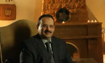 (عاوز إيه)قصيدة يكتبها الدكتور عبد الولي الشميري