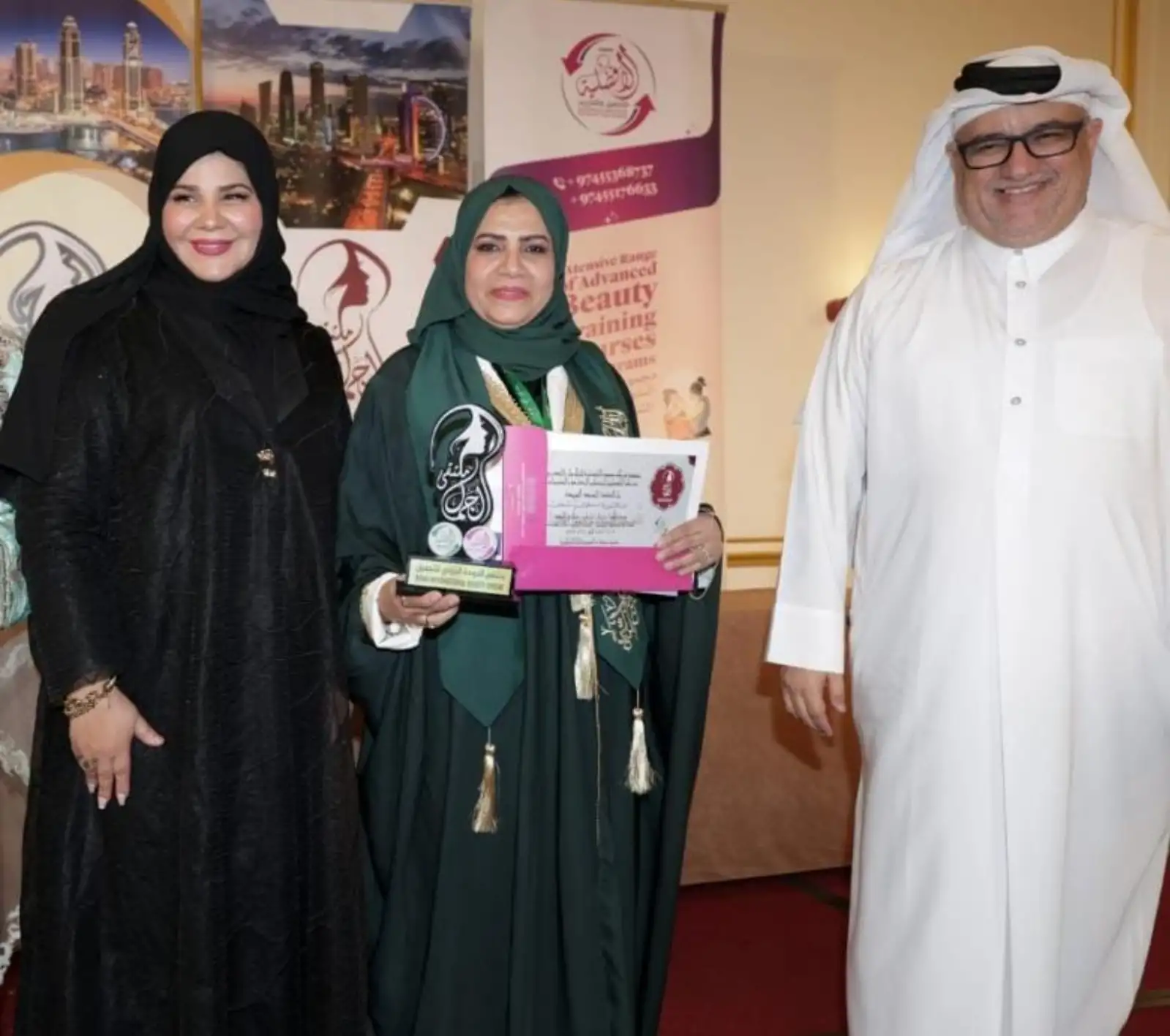 تكريم الدكتور سلوي شحات خبيرة علاج تجميلي للشعر والفروه  العلاج التراكولجي في ملتقي الدوحة الدولي للتجميل